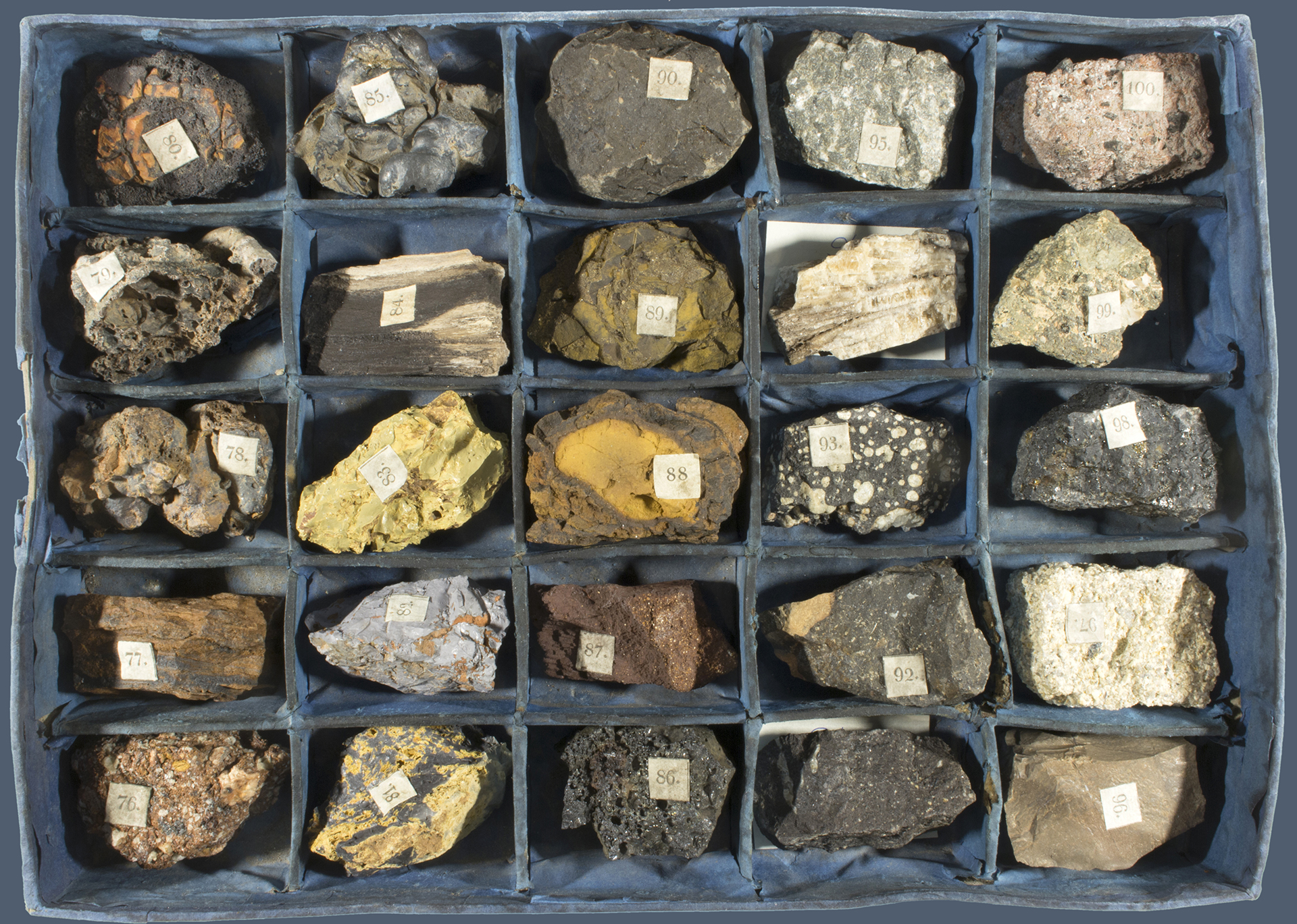 A karlsbadi ásványgyűjtemény (MTAK Kézirattár) eredeti dobozában.
